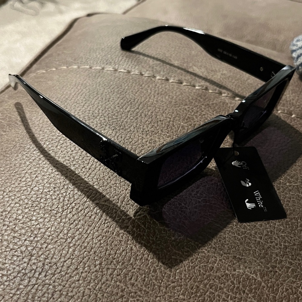 Black Rectangular Sunglasses - Picture 3 of 3